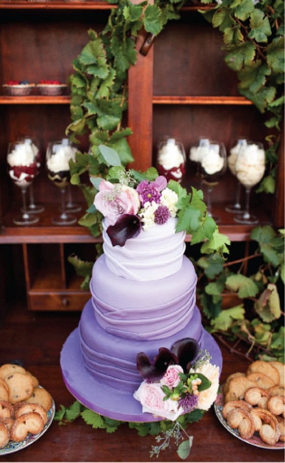 Bánh cưới màu tím pastel nhiều tầng