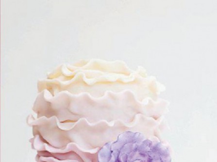 Bánh cưới ombre màu tím gợn sóng