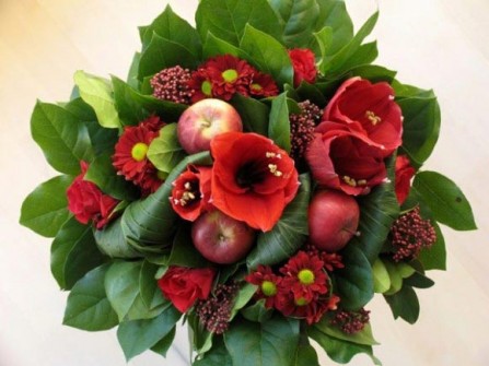 Hoa cưới cầm tay kết hợp hoa cúc, hoa hồng và táo đỏ