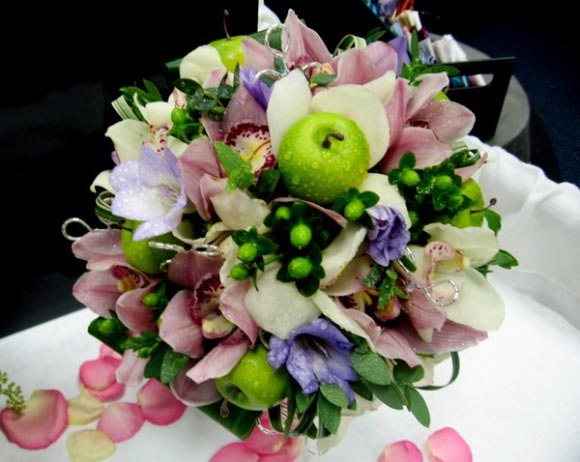 Hoa cưới cầm tay kết hợp hoa địa lan và táo xanh