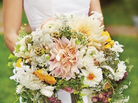Hoa cưới cầm tay sắc màu trang nhã cho cô dâu