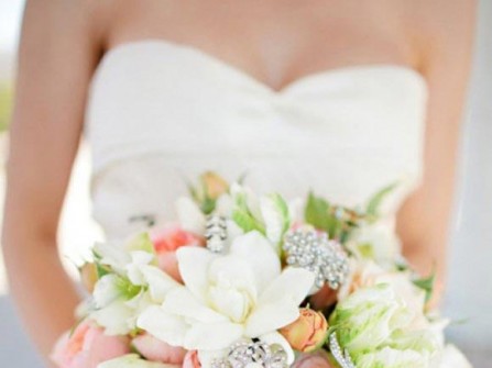 Hoa cưới cầm tay kết từ các loại hoa và phụ kiện đính đá