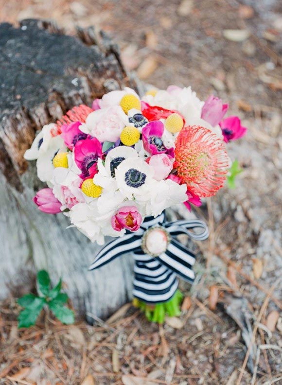 Hoa cưới cầm tay kết từ hoa poppy và hoa pincushion