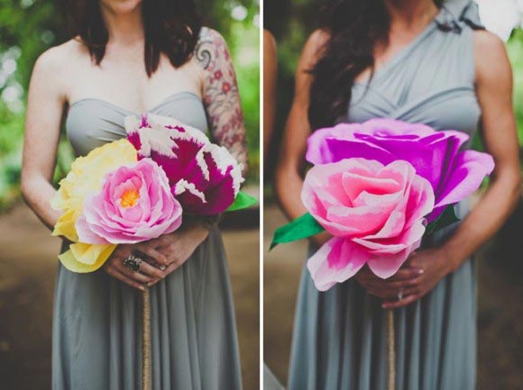 Hoa cưới cầm tay làm từ hoa hồng giấy khổng lồ