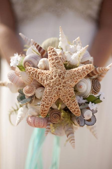 Hoa cưới cầm tay kết từ các loại vỏ sò và sao biển