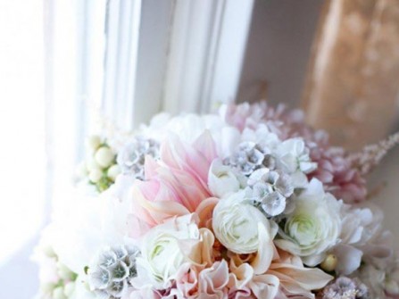 Hoa cưới cầm tay kết từ hoa thược dược và hoa hồng
