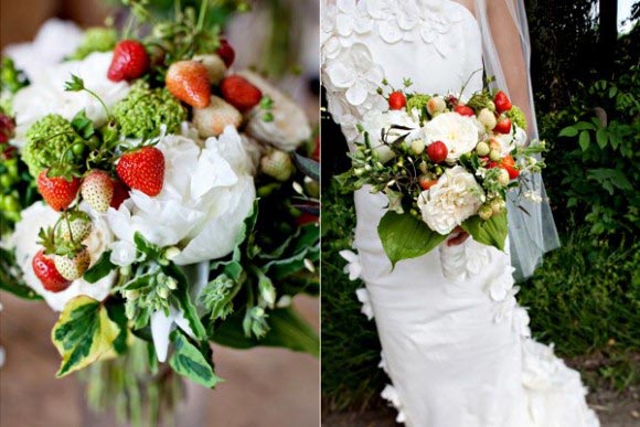 Hoa cưới cầm tay kết từ hoa mẫu đơn và dâu tây