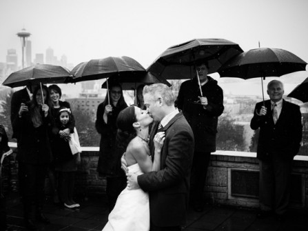 Chụp hình cưới dưới mưa
