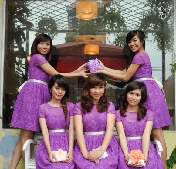 Váy phụ dâu màu tím, chất liệu ren