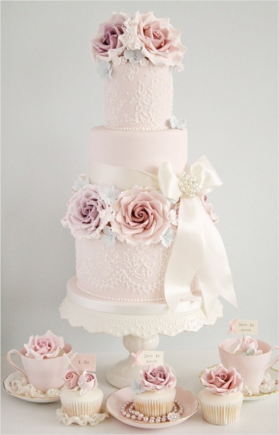 Bánh cưới trắng trang trí hoa hồng