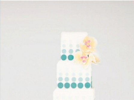 Bánh cưới vuông màu trắng và xanh