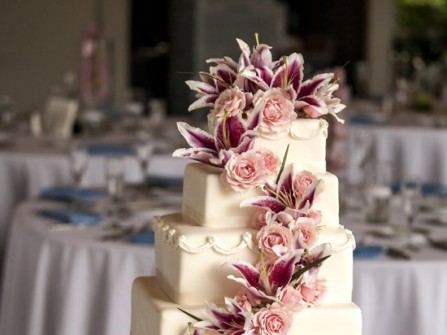 Bánh cưới màu trắng trang trí hoa lyly