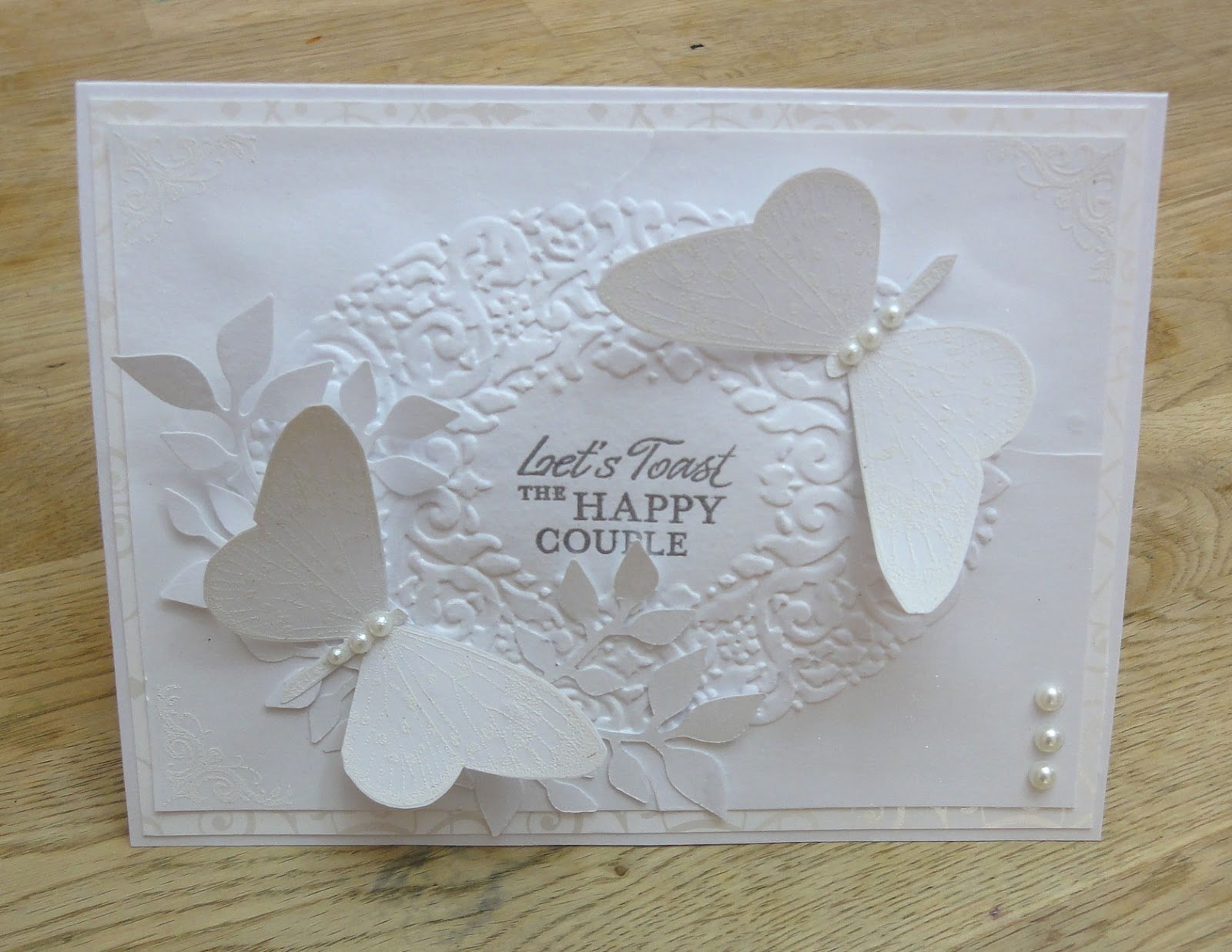 Thiệp cưới đẹp màu trắng hoa văn con bướm nổi