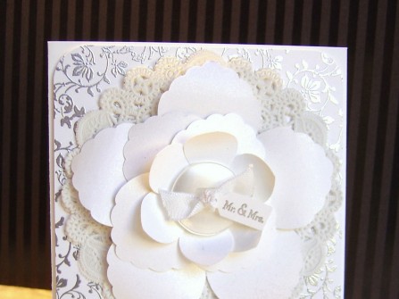 Thiệp cưới đẹp màu trắng hoa mẫu đơn nổi 3D