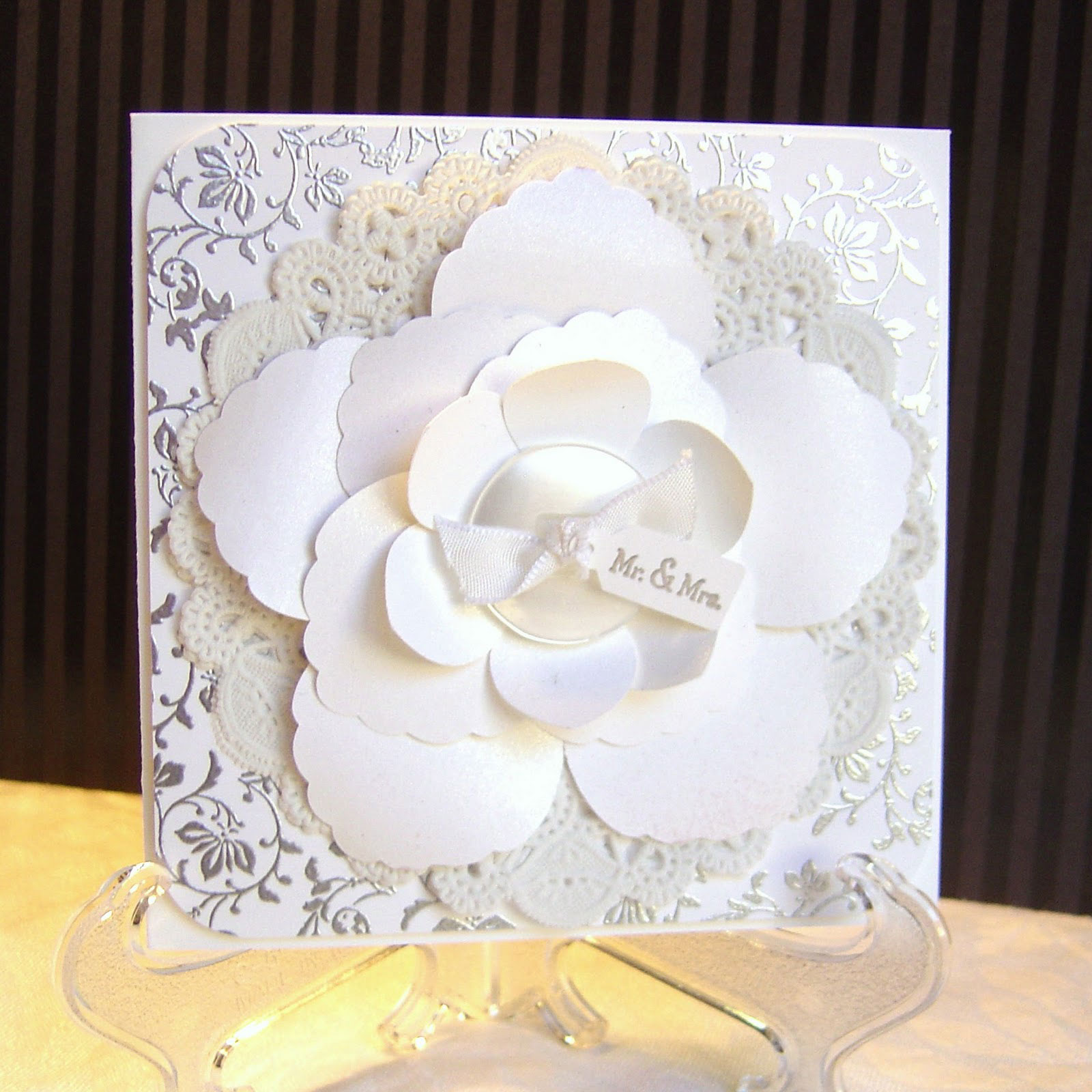Thiệp cưới đẹp màu trắng hoa mẫu đơn nổi 3D