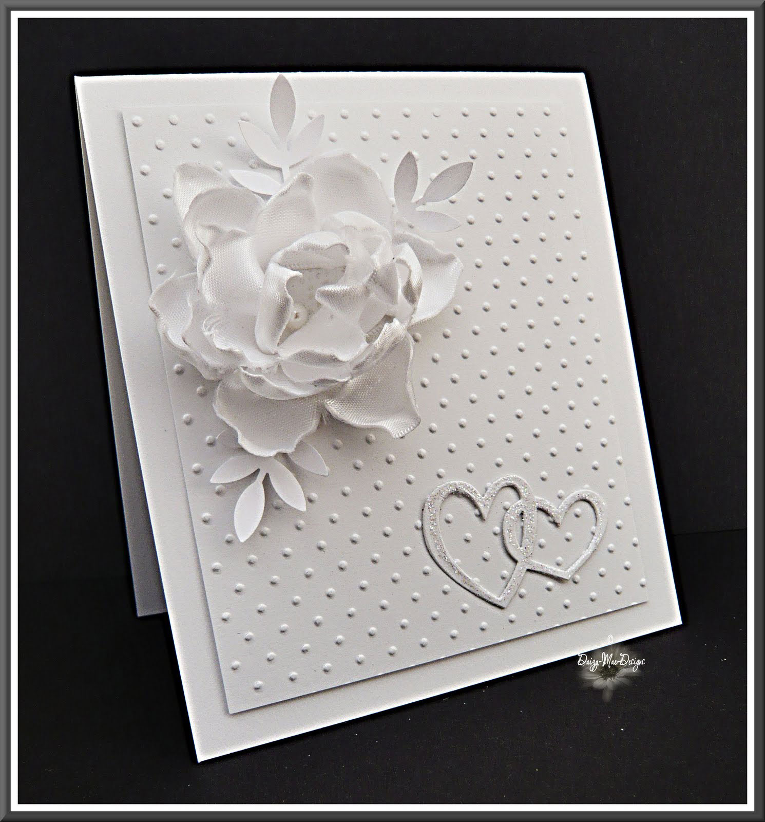 Thiệp cưới đẹp màu trắng đính hoa nổi bằng vải
