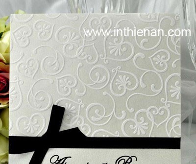 Thiệp cưới đẹp màu trắng, hoa văn nổi, nơ đen