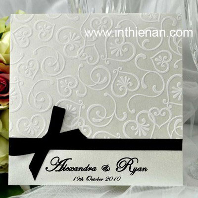 Thiệp cưới đẹp màu trắng, hoa văn nổi, nơ đen