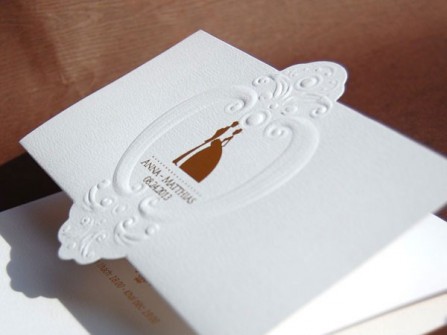 Thiệp cưới đẹp màu trắng hoa văn nổi cổ điển