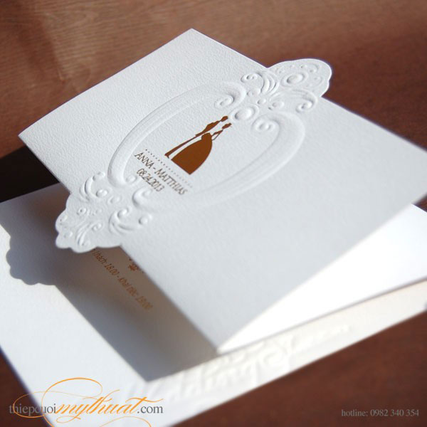 Thiệp cưới đẹp màu trắng hoa văn nổi cổ điển