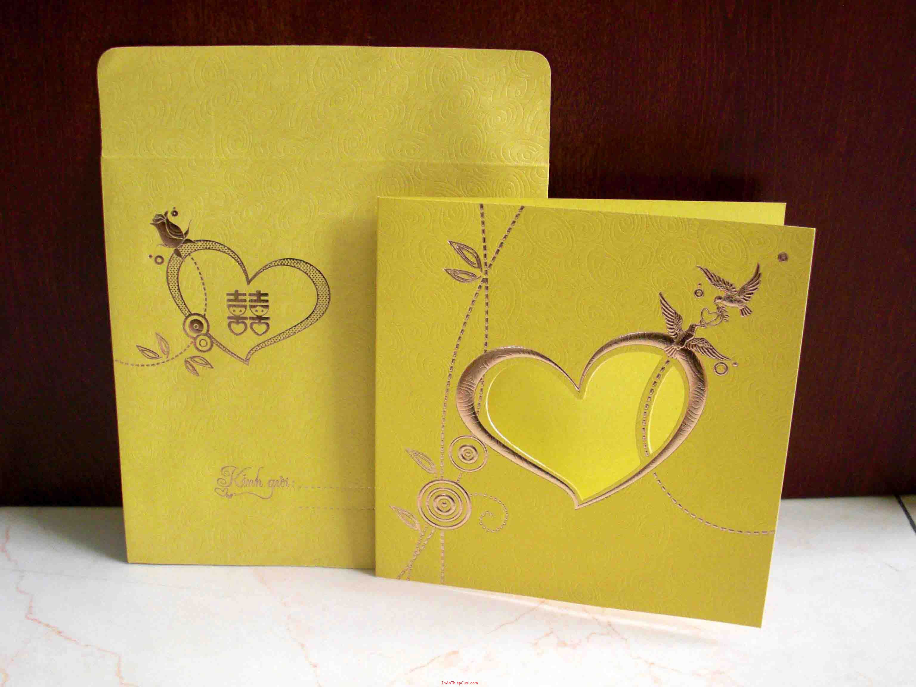Thiệp cưới đẹp màu vàng hoa văn chim uyên ương