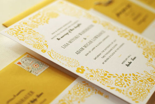 Thiệp cưới đẹp màu vàng hoa văn dễ thương