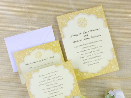 Thiệp cưới đẹp màu vàng hoa văn hoàng gia