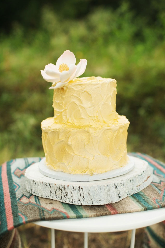 Bánh cưới màu vàng hai tầng nhỏ xinh