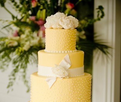 Bánh cưới nhiều tầng màu vàng