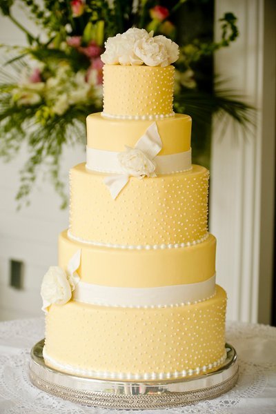 Bánh cưới nhiều tầng màu vàng
