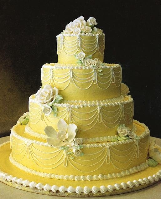 Bánh cưới màu vàng chi tiết trắng