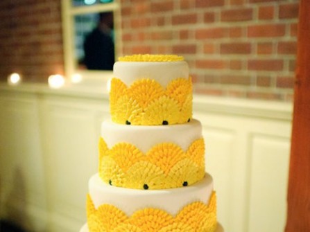 Bánh cưới màu vàng nhiều tầng