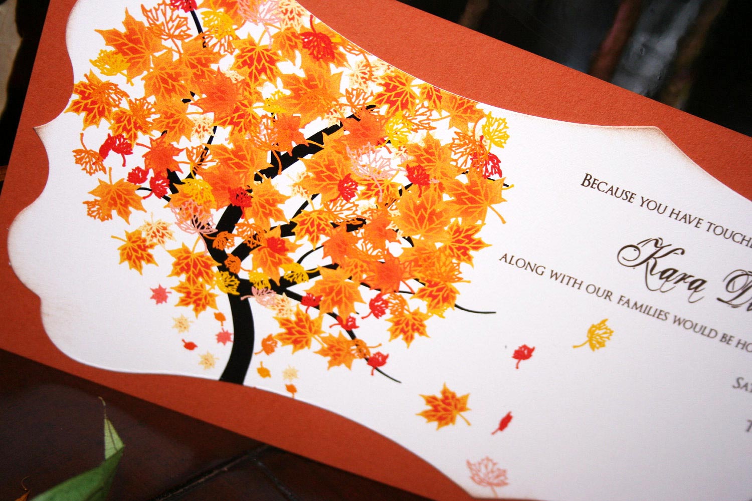 Thiệp cưới đẹp màu cam hình cây lá phong đỏ