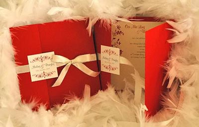 Thiệp cưới đẹp màu đỏ phối cùng ruy băng trắng