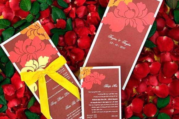 Thiệp cưới đẹp màu đỏ in hoa mẫu đơn