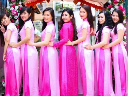 SaVina Wedding cho thuê áo dài bưng quả