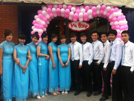 SaVina Wedding cung cấp nhân viên bưng quả