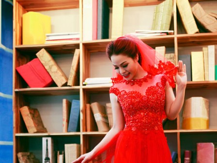Áo dài cưới màu đỏ rực rỡ cho cô dâu.