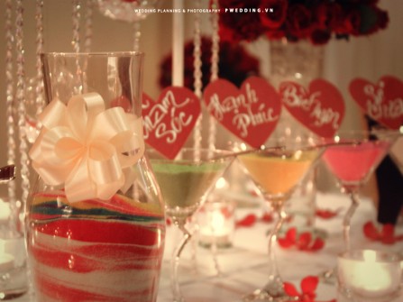 Trang trí tiệc cưới với những ly cooktail nhiều màu sắc