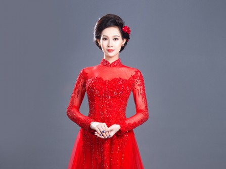 Áo dài cưới cách tân màu đỏ cho cô dâu.