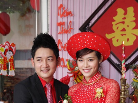 Áo dài cưới màu đỏ mang đậm chất truyền thống.