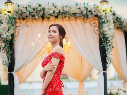 Váy cưới màu sắc dành cho cô dâu trẻ trung và cá tính