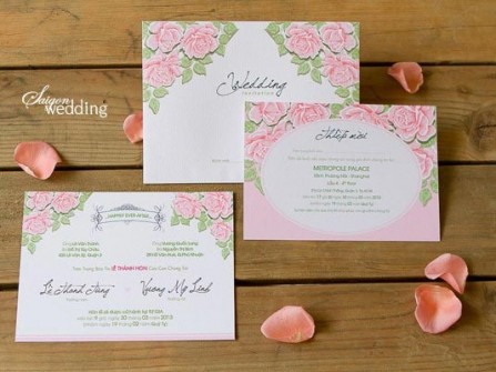Thiệp cưới đẹp màu hồng in hoa