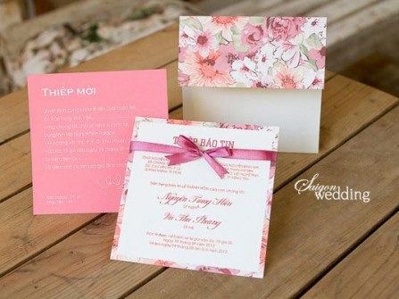 Thiệp cưới đẹp màu hồng in hoa cỏ mùa xuân