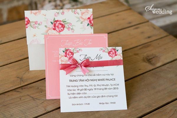 Thiệp cưới đẹp màu hồng in hoa mao lương