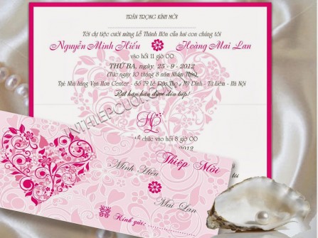 Thiệp cưới đẹp màu hồng họa tiết dễ thương
