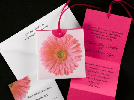 Thiệp cưới đẹp màu hồng cánh sen in hoa đồng tiền