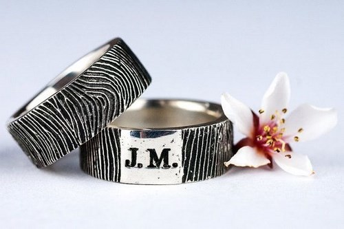 Nhẫn cưới bạc khắc vân tay và chữ cái