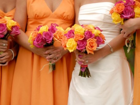 Váy phụ dâu màu cam kết hợp hoa màu sắc