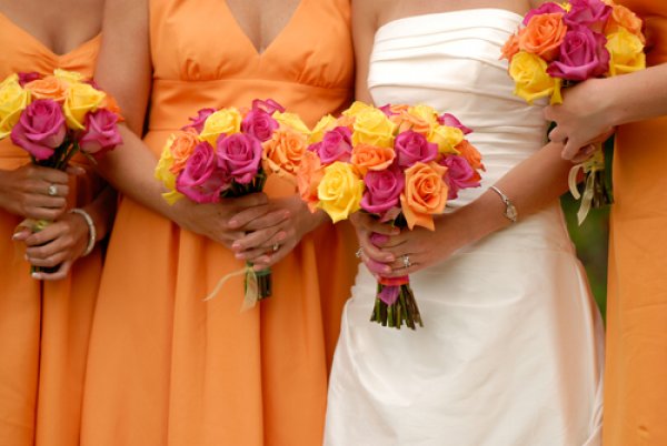 Váy phụ dâu màu cam kết hợp hoa màu sắc